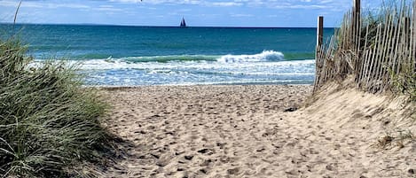 Nära stranden och solstolar