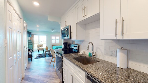 Kühlschrank, Mikrowelle, Ofen, Herdplatte