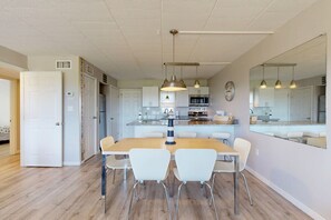 Dining - Walk to Sandfest, Shared Pool, Boardwalk to the Beach (Port Aransas)