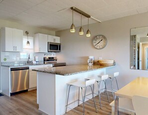 Kjøleskap, mikrobølgeovn, ovn og kokeplater