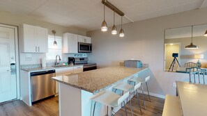 Fridge, microwave, oven, stovetop - Walk to Sandfest, Shared Pool, Boardwalk to the Beach (Port Aransas)