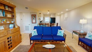 TV - Walk to Sandfest, Shared Pool, Boardwalk to the Beach (Port Aransas)