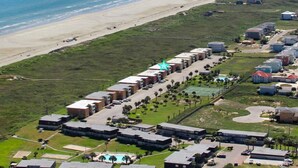 Une vue aérienne d’un hôtel situé sur la côte, composé de plusieurs bâtiments, avec une plage et un symbole d’étoile indiquant une caractéristique remarquable.