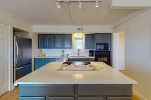 Kylskåp, mikrovågsugn, ugn och spishäll