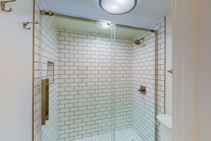 Combined shower/bathtub, towels - Walk to Sandfest, Shared Pool, Boardwalk to the Beach (Port Aransas)