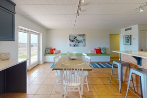 Dining - Walk to Sandfest, Shared Pool, Boardwalk to the Beach (Port Aransas)