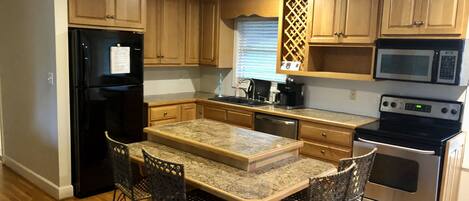 ثلاجة، ميكروويف، فرن، موقد طهي مسطح