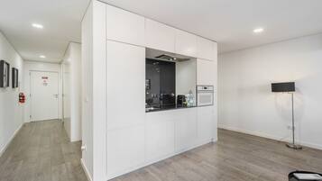 Køleskab, mikrobølgeovn, ovn, kogeplade