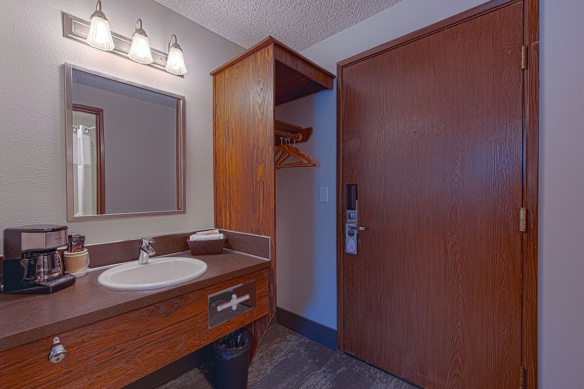 combined shower/bathtub, towels