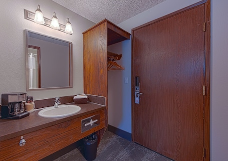 Combined shower/tub, towels. Silver Inn