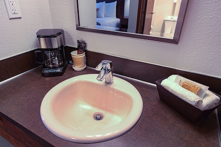 Free daily continental breakfast. Silver Inn