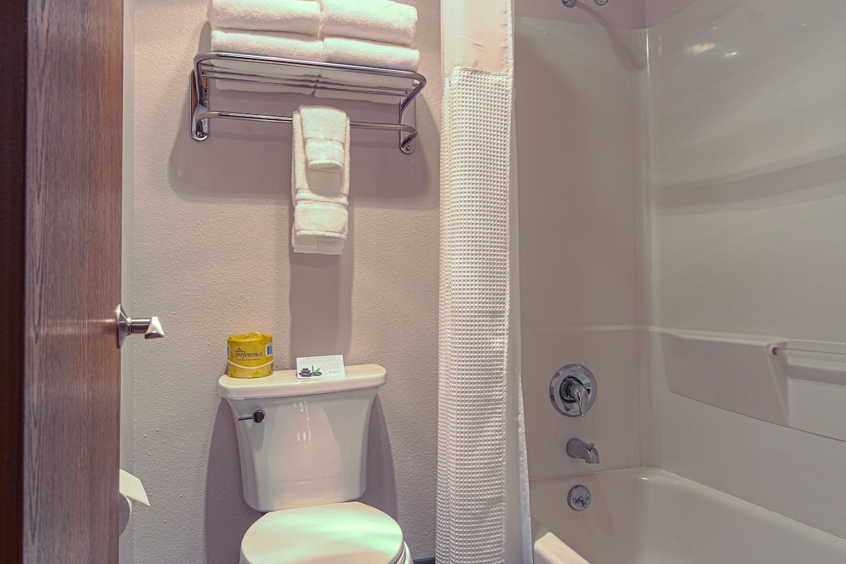 combined shower/bathtub, towels