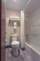 Bañera con ducha, toallas