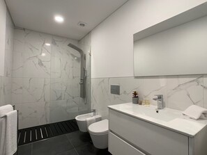 Bruser, hårtørrer, bidet, håndklæder