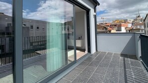 Un edificio moderno con amplios ventanales que dan a un balcón.
