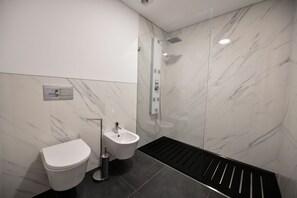 Duschwanne, Haartrockner, Bidet, Handtücher