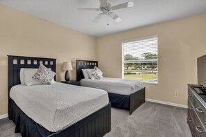 5 bedrooms, iron/ironing board, WiFi, bed sheets - Family Villa With Pool and Golf, 20 Mins To Disney (Davenport)