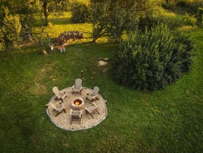 Property grounds - Pets? YES! Hot Tub ★ Gym ★ Firepit ★ Game Room ★ Path to Winery (Delaplane)