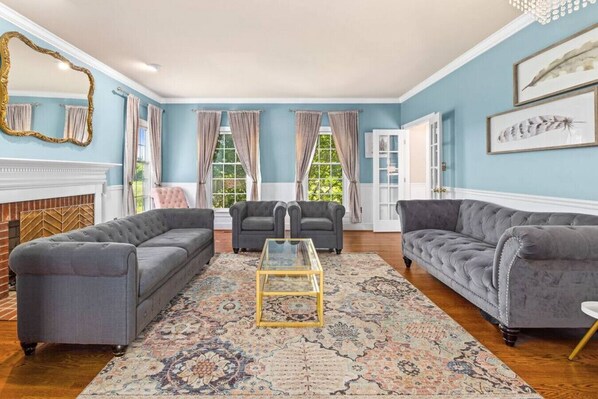 Smart-TV, Kamin, Videospiele, DVD-Player