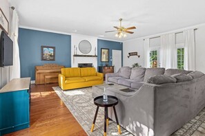 Smart-TV, Kamin, Videospiele, DVD-Player