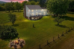 Exterior - Pets? YES! Hot Tub ★ Gym ★ Firepit ★ Game Room ★ Path to Winery (Delaplane)