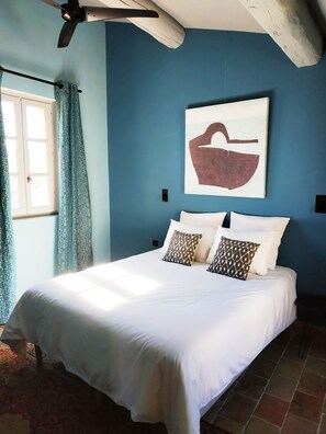 4 bedrooms, iron/ironing board, WiFi, bed sheets