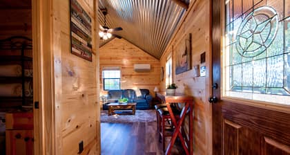 Julie's Cabins Luxury Retreat 1