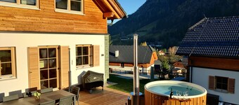 Detached chalet with sauna, hottub & loungeset