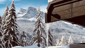 A snowy mountain landscape with a wooden structure and icicles. - Hotel Boite (Borca di Cadore)