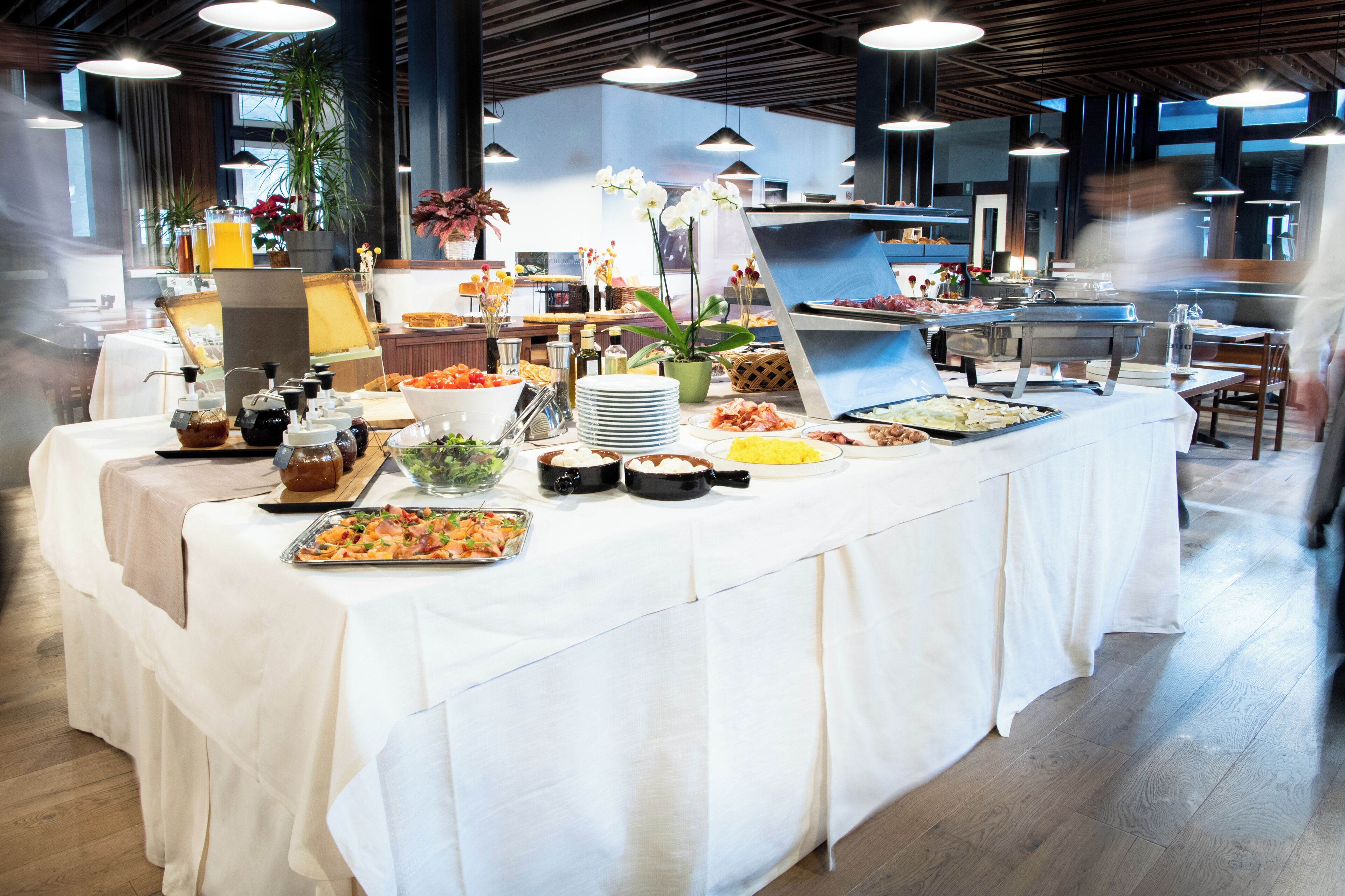 Un buffet proposant une variété de plats et un coin café.