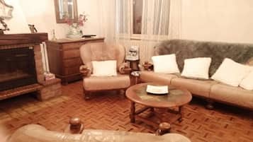 Télévision, table de tennis de table, livres