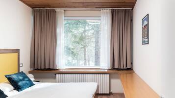 1 camera, una scrivania, culle/letti per bambini (a pagamento), lenzuola