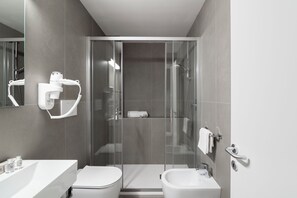 Douche, douche à « effet pluie », sèche-cheveux, bidet