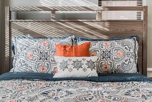 2 habitaciones, escritorio, tabla de planchar con plancha y wifi gratis 