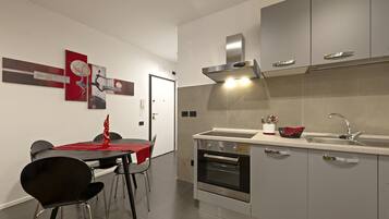 Frigorifero, forno, piano cottura, lavastoviglie