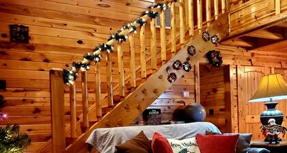 Easy Drive Resort Cabin w/ Hot Tub, Mtn View, and Resort Pool Near National Park
