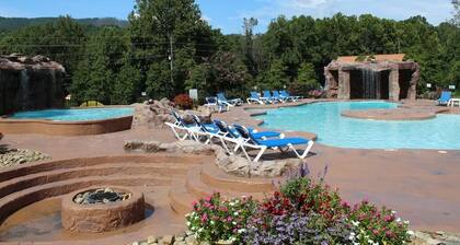 Easy Drive Resort Cabin w/ Hot Tub, Mtn View, and Resort Pool Near National Park
