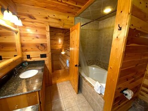 Ensemble douche/baignoire, baignoire à jets, sèche-cheveux