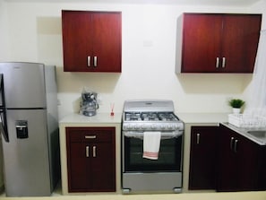 Refrigerador, parrilla de estufa y cafetera y tetera