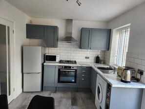 Réfrigérateur, four à micro-ondes, un four, surface de cuisson