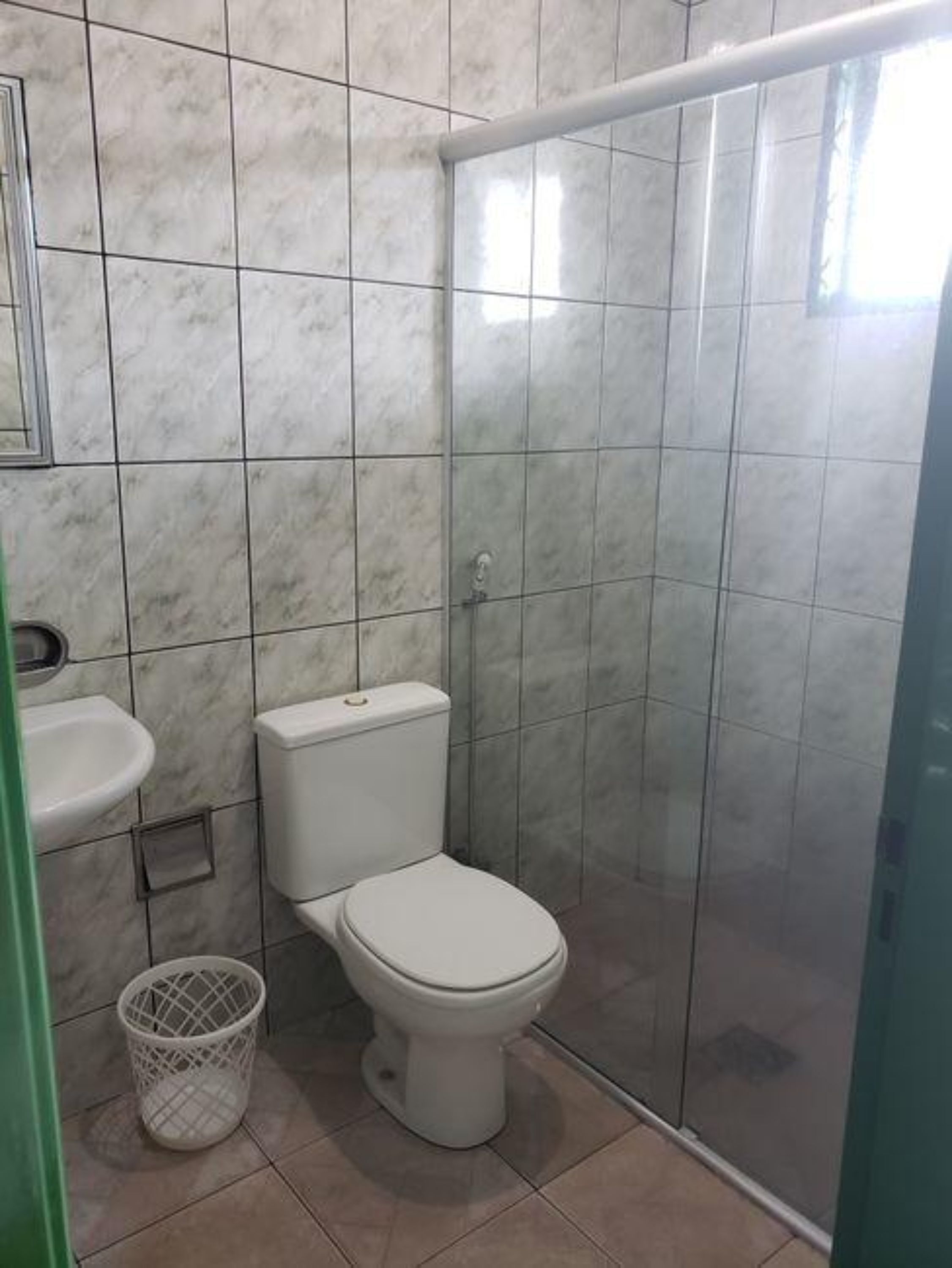 Chuveiro, toalhas de banho