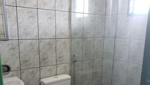 Shower, towels - Atos Hotel (Sao Joao da Alianca)