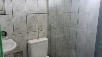 Chuveiro, toalhas de banho