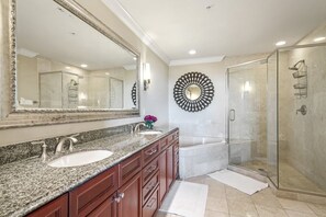 Douche, baignoire à remous, séchoir à cheveux, serviettes fournies