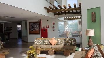Área de estar no saguão
