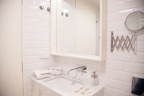 Douche, serviettes fournies