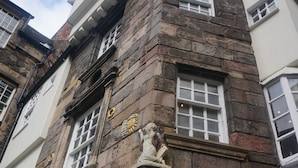 Front of property - Amazing Apartments - New Street (Edinburgh)