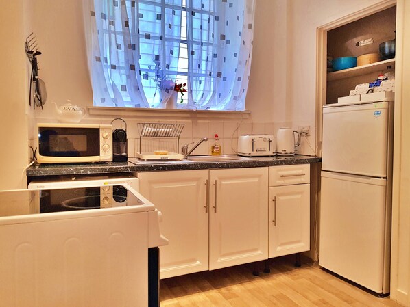 Superior Room, 2 Bedrooms, Non Smoking, City View | Private kitchen | Mini-fridge, microwave, oven, stovetop