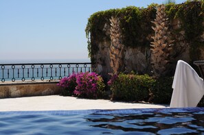 Alberca al aire libre y alberca climatizada