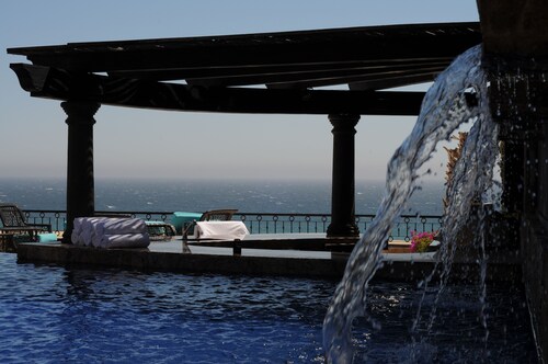 Spacious 4 BR sunset beach  ocean home with infinity pool, Whale watch, Golf    